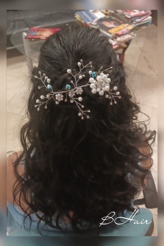 Esküvői hajfonat gyöngy virágokkal díszítve